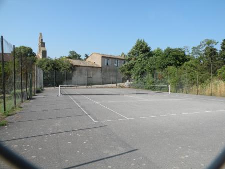 le terrain de tennis