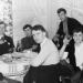 1964: repas de jeunes