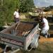 On apporte du compost